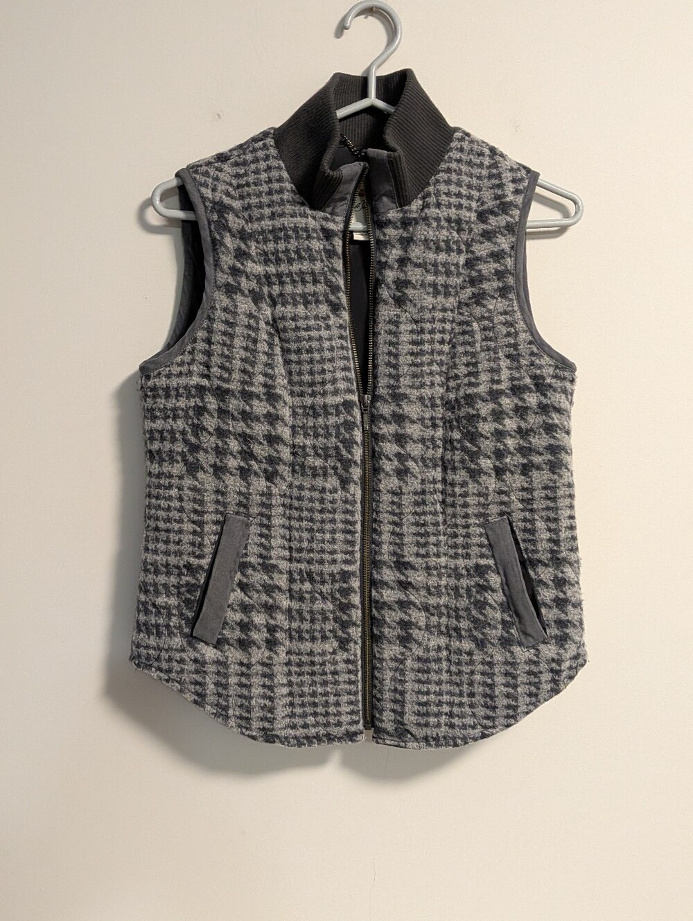Gray Houndstooth Quilted Vest - Women. Wool Polyester Blend. Outdoors. Quilted.